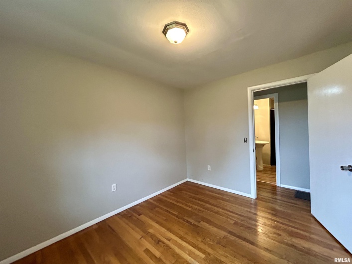 1275 PARK Street, Carbondale, Illinois 62901, 3 Bedrooms Bedrooms, 0 ,2 BathroomsBathrooms,Residential,For Sale,PARK,0,RMAEB459361