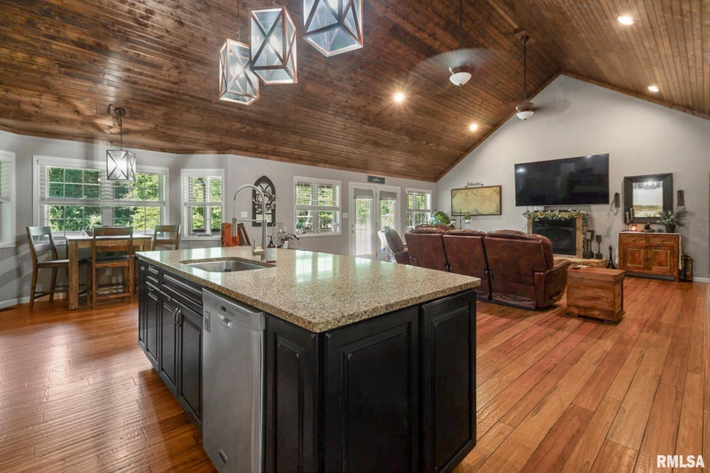 14458 Binkley Road, Marion, Illinois 62959, 5 Bedrooms Bedrooms, 0 ,2 BathroomsBathrooms,Residential,For Sale,Binkley,0,RMAQC4266597