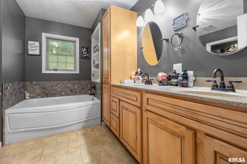 14458 Binkley Road, Marion, Illinois 62959, 5 Bedrooms Bedrooms, 0 ,2 BathroomsBathrooms,Residential,For Sale,Binkley,0,RMAQC4266597