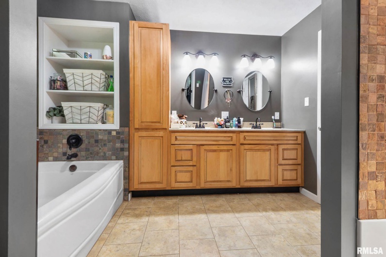 14458 Binkley Road, Marion, Illinois 62959, 5 Bedrooms Bedrooms, 0 ,2 BathroomsBathrooms,Residential,For Sale,Binkley,0,RMAQC4266597