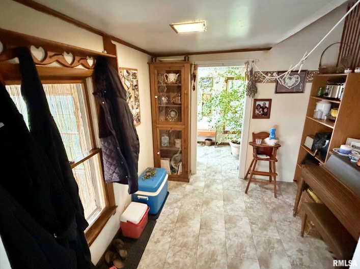 200 CRESTVIEW Drive, Dongola, Illinois 62926, 3 Bedrooms Bedrooms, 0 ,1 BathroomBathrooms,Residential,For Sale,CRESTVIEW,0,RMAEB459378