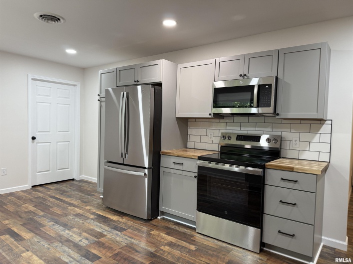 101 OAK Drive, Metropolis, Illinois 62960, 3 Bedrooms Bedrooms, 0 ,2 BathroomsBathrooms,Residential,For Sale,OAK,0,RMAEB459401