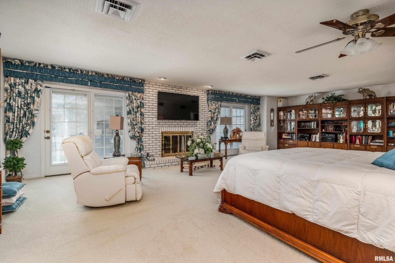 15866 Moellers Road, Marion, Illinois 62959, 7 Bedrooms Bedrooms, 0 ,6 BathroomsBathrooms,Residential,For Sale,Moellers,0,RMAEB459406