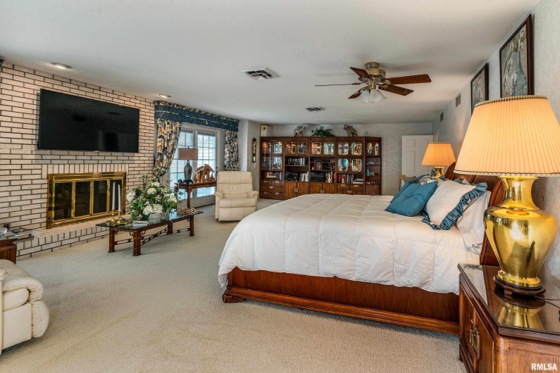 15866 Moellers Road, Marion, Illinois 62959, 7 Bedrooms Bedrooms, 0 ,6 BathroomsBathrooms,Residential,For Sale,Moellers,0,RMAEB459406