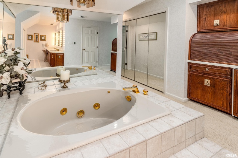 15866 Moellers Road, Marion, Illinois 62959, 7 Bedrooms Bedrooms, 0 ,6 BathroomsBathrooms,Residential,For Sale,Moellers,0,RMAEB459406