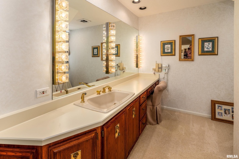 15866 Moellers Road, Marion, Illinois 62959, 7 Bedrooms Bedrooms, 0 ,6 BathroomsBathrooms,Residential,For Sale,Moellers,0,RMAEB459406