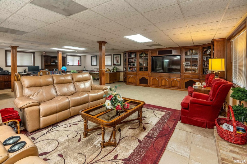 15866 Moellers Road, Marion, Illinois 62959, 7 Bedrooms Bedrooms, 0 ,6 BathroomsBathrooms,Residential,For Sale,Moellers,0,RMAEB459406