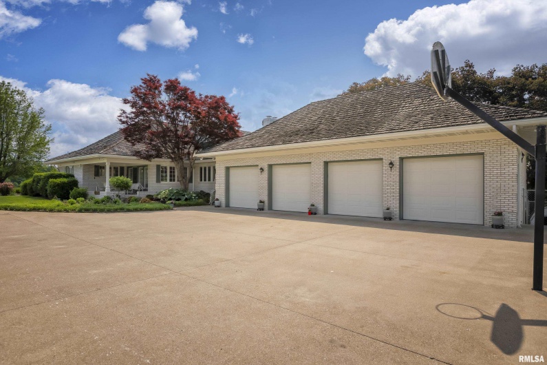 15866 Moellers Road, Marion, Illinois 62959, 7 Bedrooms Bedrooms, 0 ,6 BathroomsBathrooms,Residential,For Sale,Moellers,0,RMAEB459406