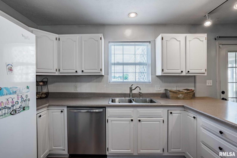 1414 WILLOW Drive, Marion, Illinois 62959, 3 Bedrooms Bedrooms, 0 ,2 BathroomsBathrooms,Residential,For Sale,WILLOW,0,RMAQC4266684