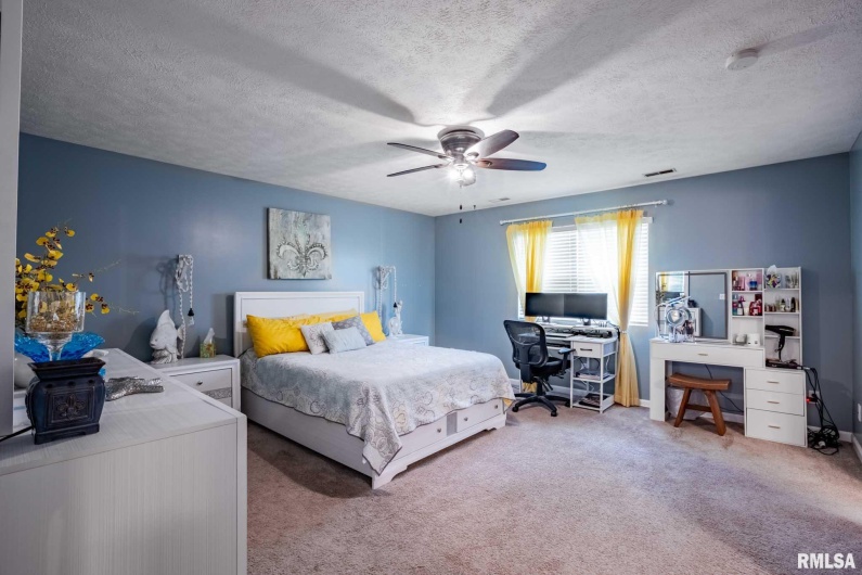 1414 WILLOW Drive, Marion, Illinois 62959, 3 Bedrooms Bedrooms, 0 ,2 BathroomsBathrooms,Residential,For Sale,WILLOW,0,RMAQC4266684