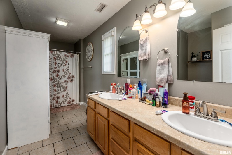 5627 RED FOX Drive, Carterville, Illinois 62918, 3 Bedrooms Bedrooms, 0 ,2 BathroomsBathrooms,Residential,For Sale,RED FOX,0,RMAEB459231