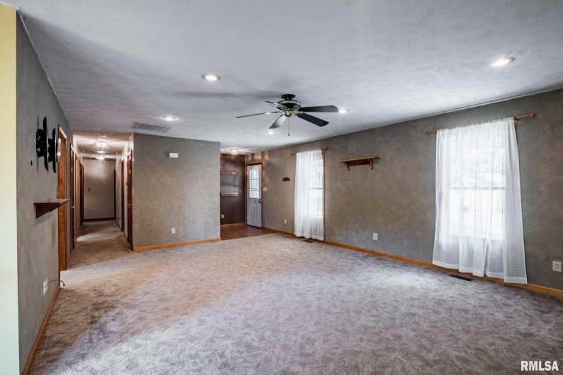 541 DALLAS Road, Murphysboro, Illinois 62966, 3 Bedrooms Bedrooms, 0 ,2 BathroomsBathrooms,Residential,For Sale,DALLAS,0,RMAEB459428