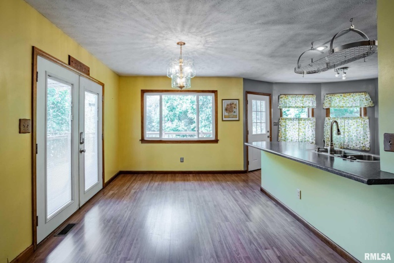 541 DALLAS Road, Murphysboro, Illinois 62966, 3 Bedrooms Bedrooms, 0 ,2 BathroomsBathrooms,Residential,For Sale,DALLAS,0,RMAEB459428