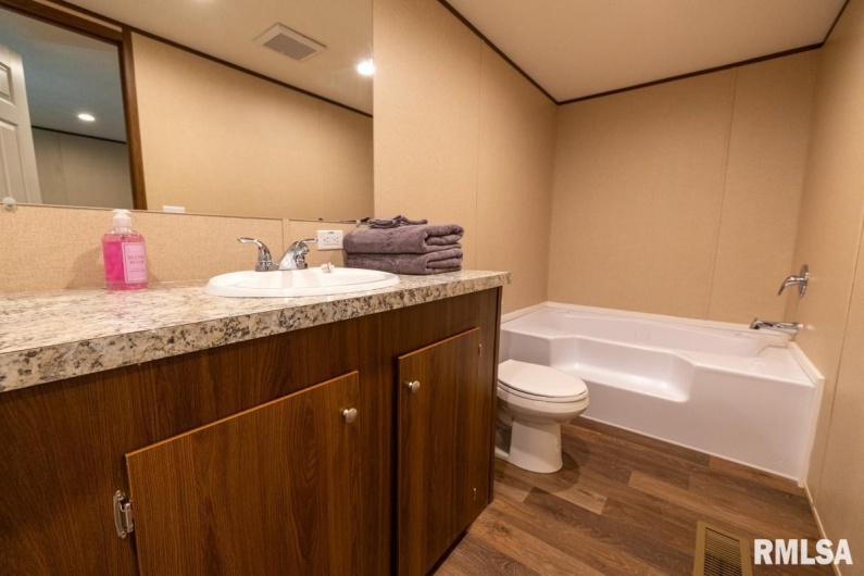 6445 State Route 146 E Highway, Vienna, Illinois 62995, 3 Bedrooms Bedrooms, 0 ,2 BathroomsBathrooms,Residential,For Sale,State Route 146 E,0,RMACA1038747