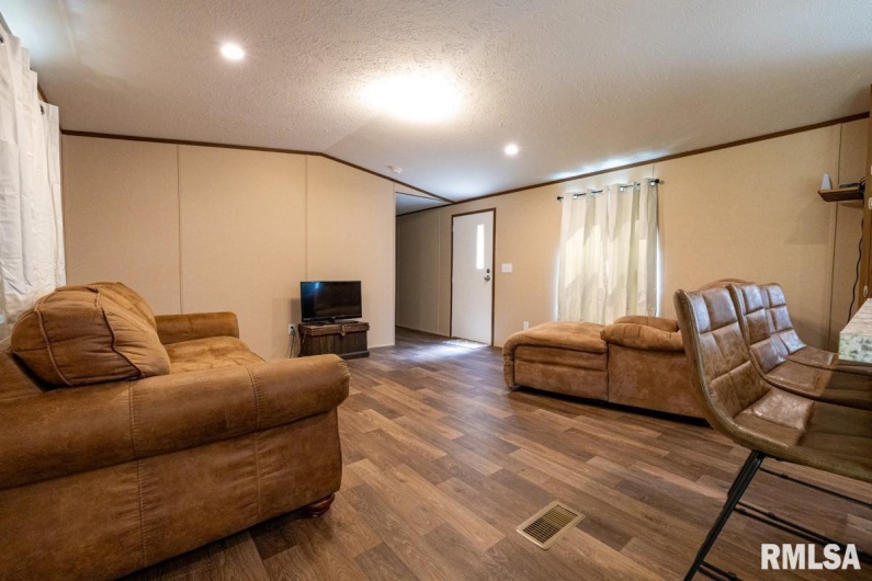 6445 State Route 146 E Highway, Vienna, Illinois 62995, 3 Bedrooms Bedrooms, 0 ,2 BathroomsBathrooms,Residential,For Sale,State Route 146 E,0,RMACA1038747