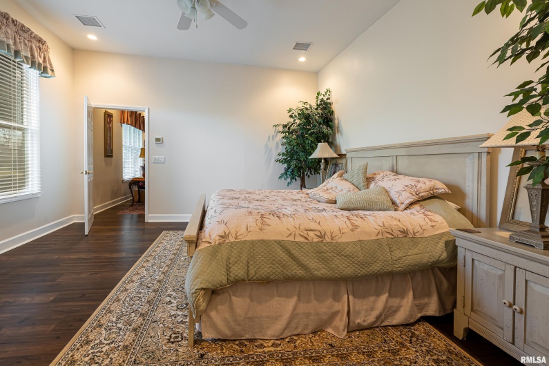 1410 BRADFORD Lane, Carbondale, Illinois 62901, 4 Bedrooms Bedrooms, 0 ,3 BathroomsBathrooms,Residential,For Sale,BRADFORD,0,RMAEB459431