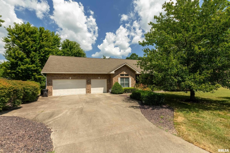 1410 BRADFORD Lane, Carbondale, Illinois 62901, 4 Bedrooms Bedrooms, 0 ,3 BathroomsBathrooms,Residential,For Sale,BRADFORD,0,RMAEB459431