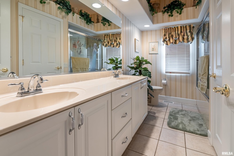 1410 BRADFORD Lane, Carbondale, Illinois 62901, 4 Bedrooms Bedrooms, 0 ,3 BathroomsBathrooms,Residential,For Sale,BRADFORD,0,RMAEB459431