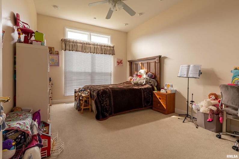 1410 BRADFORD Lane, Carbondale, Illinois 62901, 4 Bedrooms Bedrooms, 0 ,3 BathroomsBathrooms,Residential,For Sale,BRADFORD,0,RMAEB459431