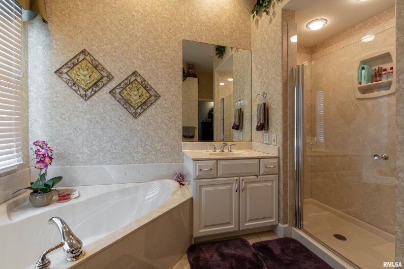 1410 BRADFORD Lane, Carbondale, Illinois 62901, 4 Bedrooms Bedrooms, 0 ,3 BathroomsBathrooms,Residential,For Sale,BRADFORD,0,RMAEB459431