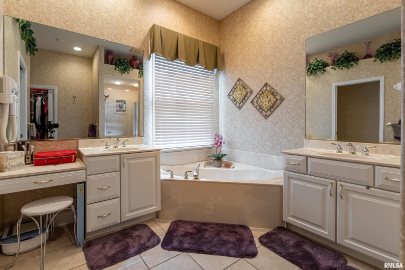 1410 BRADFORD Lane, Carbondale, Illinois 62901, 4 Bedrooms Bedrooms, 0 ,3 BathroomsBathrooms,Residential,For Sale,BRADFORD,0,RMAEB459431