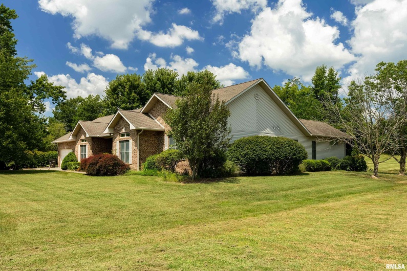 1410 BRADFORD Lane, Carbondale, Illinois 62901, 4 Bedrooms Bedrooms, 0 ,3 BathroomsBathrooms,Residential,For Sale,BRADFORD,0,RMAEB459431