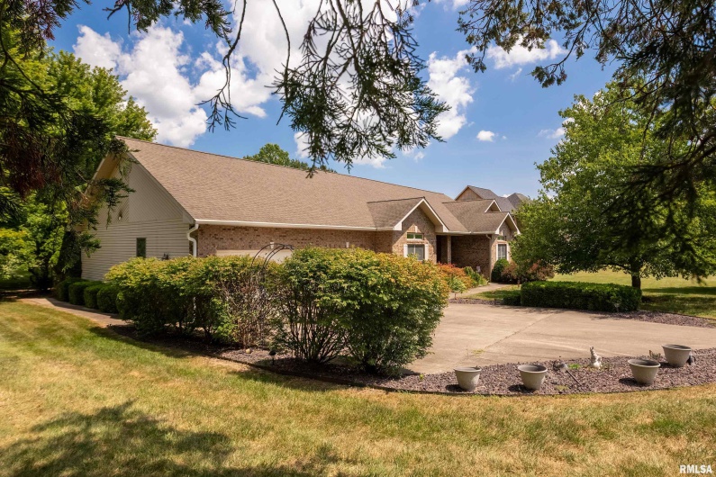 1410 BRADFORD Lane, Carbondale, Illinois 62901, 4 Bedrooms Bedrooms, 0 ,3 BathroomsBathrooms,Residential,For Sale,BRADFORD,0,RMAEB459431