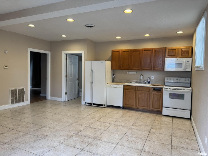 505 MAIN Street, Carbondale, Illinois 62901, 7 Bedrooms Bedrooms, 0 ,1 BathroomBathrooms,Residential,For Sale,MAIN,0,RMAEB459452