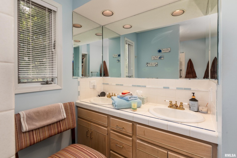 173 Lake Indian Hills Circle, Carbondale, Illinois 62902, 5 Bedrooms Bedrooms, 0 ,3 BathroomsBathrooms,Residential,For Sale,Lake Indian Hills,0,RMAEB459456