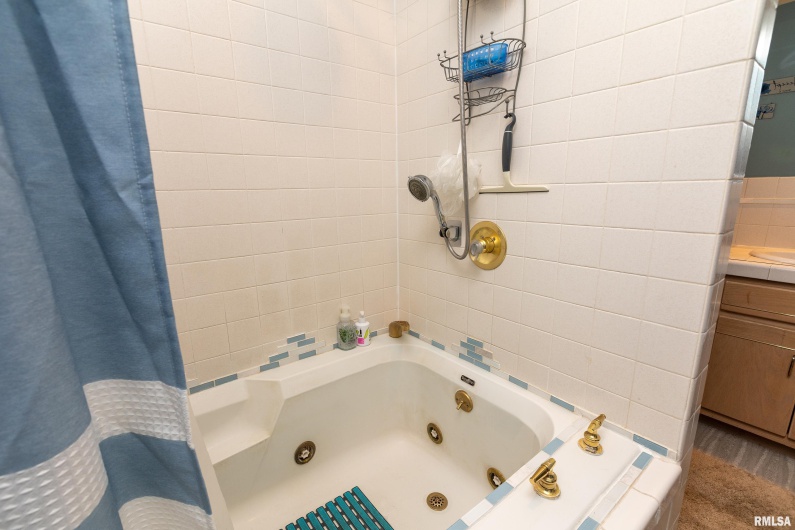 173 Lake Indian Hills Circle, Carbondale, Illinois 62902, 5 Bedrooms Bedrooms, 0 ,3 BathroomsBathrooms,Residential,For Sale,Lake Indian Hills,0,RMAEB459456