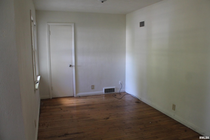 802 JOHNSON Street, Carbondale, Illinois 62901, 3 Bedrooms Bedrooms, 0 ,1 BathroomBathrooms,Residential,For Sale,JOHNSON,0,RMAEB459476