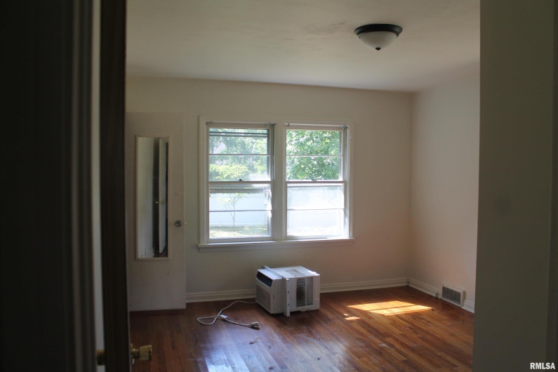 802 JOHNSON Street, Carbondale, Illinois 62901, 3 Bedrooms Bedrooms, 0 ,1 BathroomBathrooms,Residential,For Sale,JOHNSON,0,RMAEB459476