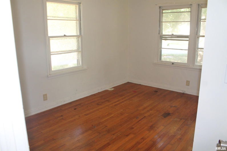802 JOHNSON Street, Carbondale, Illinois 62901, 3 Bedrooms Bedrooms, 0 ,1 BathroomBathrooms,Residential,For Sale,JOHNSON,0,RMAEB459476