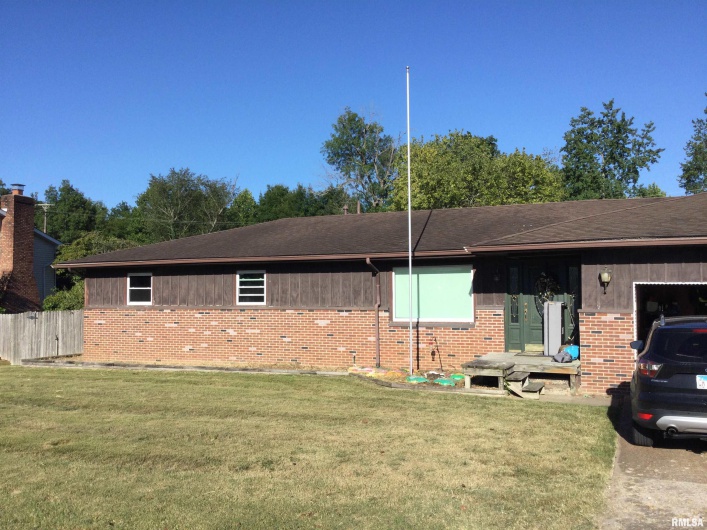 213 Lingale Avenue, Marion, Illinois 62959, 3 Bedrooms Bedrooms, 0 ,2 BathroomsBathrooms,Residential,For Sale,Lingale,0,RMAQC4266794