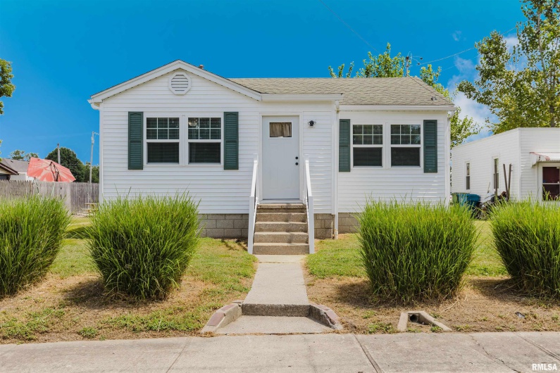 1305 DAVIS Avenue, Johnston City, Illinois 62951, 2 Bedrooms Bedrooms, 0 ,1 BathroomBathrooms,Residential,For Sale,DAVIS,0,RMAQC4266801