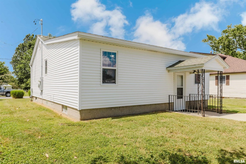 1305 DAVIS Avenue, Johnston City, Illinois 62951, 2 Bedrooms Bedrooms, 0 ,1 BathroomBathrooms,Residential,For Sale,DAVIS,0,RMAQC4266801