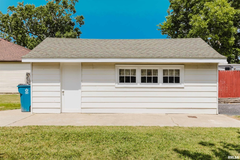 1305 DAVIS Avenue, Johnston City, Illinois 62951, 2 Bedrooms Bedrooms, 0 ,1 BathroomBathrooms,Residential,For Sale,DAVIS,0,RMAQC4266801