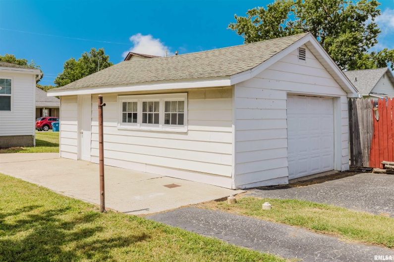 1305 DAVIS Avenue, Johnston City, Illinois 62951, 2 Bedrooms Bedrooms, 0 ,1 BathroomBathrooms,Residential,For Sale,DAVIS,0,RMAQC4266801