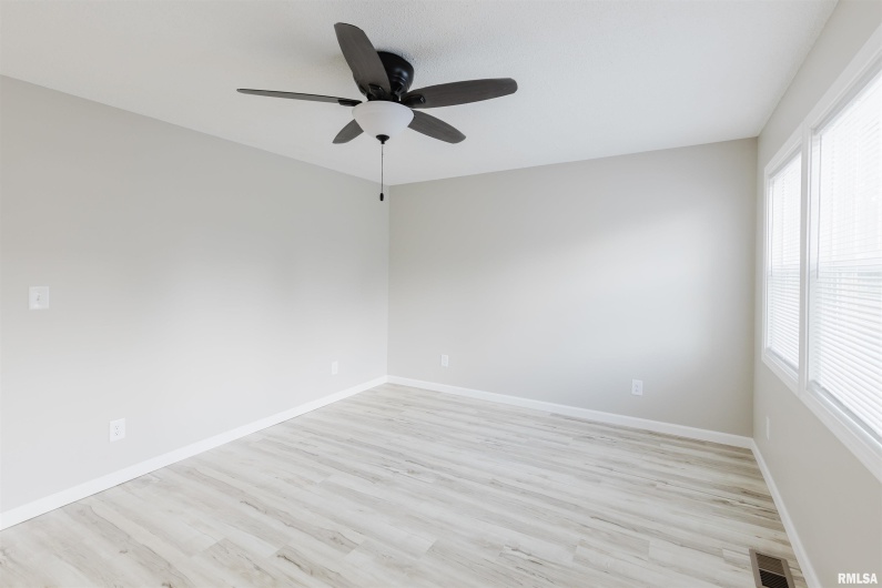 1305 DAVIS Avenue, Johnston City, Illinois 62951, 2 Bedrooms Bedrooms, 0 ,1 BathroomBathrooms,Residential,For Sale,DAVIS,0,RMAQC4266801