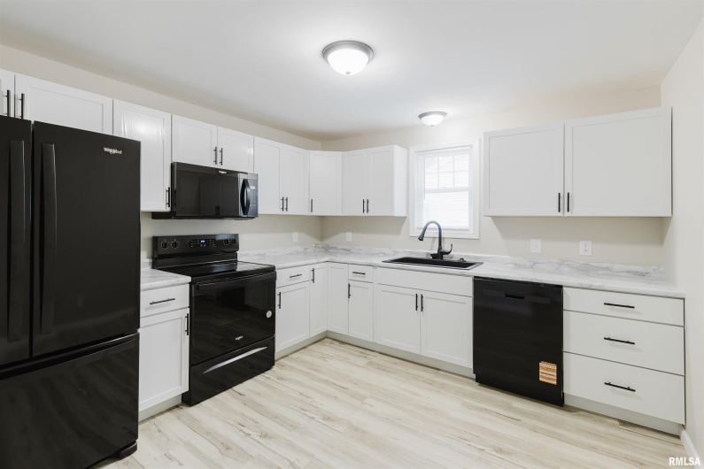 1305 DAVIS Avenue, Johnston City, Illinois 62951, 2 Bedrooms Bedrooms, 0 ,1 BathroomBathrooms,Residential,For Sale,DAVIS,0,RMAQC4266801