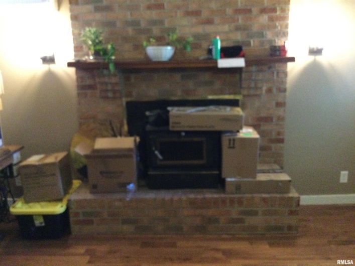 10 MAY Avenue, Buncombe, Illinois 62912, 2 Bedrooms Bedrooms, 0 ,1 BathroomBathrooms,Residential,For Sale,MAY,0,RMAQC4266829