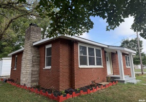 924 ALMOND Street, Carbondale, Illinois 62901, 3 Bedrooms Bedrooms, 0 ,2 BathroomsBathrooms,Residential,For Sale,ALMOND,0,RMAEB459500