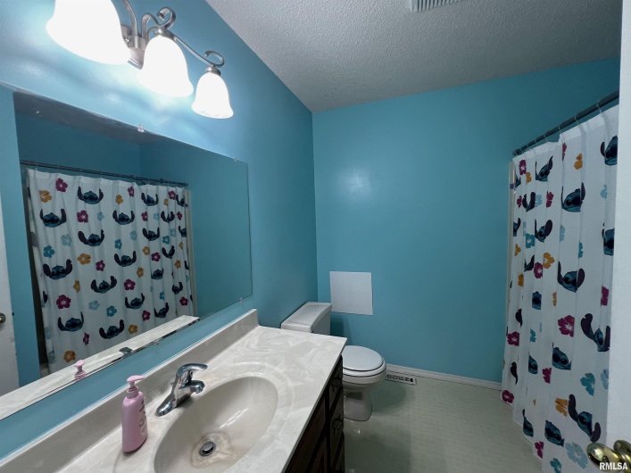 1202 Hadfield Street, Marion, Illinois 62959, 3 Bedrooms Bedrooms, 0 ,2 BathroomsBathrooms,Residential,For Sale,Hadfield,0,RMAQC4266903