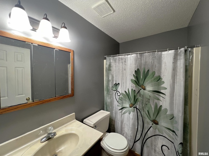 1202 Hadfield Street, Marion, Illinois 62959, 3 Bedrooms Bedrooms, 0 ,2 BathroomsBathrooms,Residential,For Sale,Hadfield,0,RMAQC4266903