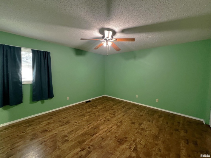 1202 Hadfield Street, Marion, Illinois 62959, 3 Bedrooms Bedrooms, 0 ,2 BathroomsBathrooms,Residential,For Sale,Hadfield,0,RMAQC4266903