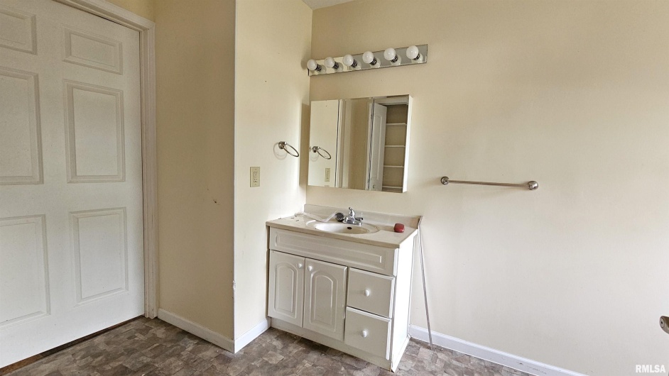 518 Fife Street, Carrier Mills, Illinois 62917, 3 Bedrooms Bedrooms, 0 ,1 BathroomBathrooms,Residential,For Sale,Fife,0,RMAEB459520