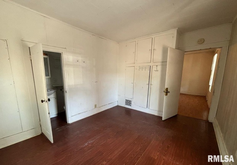 314 HESTER Street, Carbondale, Illinois 62901, 4 Bedrooms Bedrooms, 0 ,2 BathroomsBathrooms,Residential,For Sale,HESTER,0,RMAEB459522
