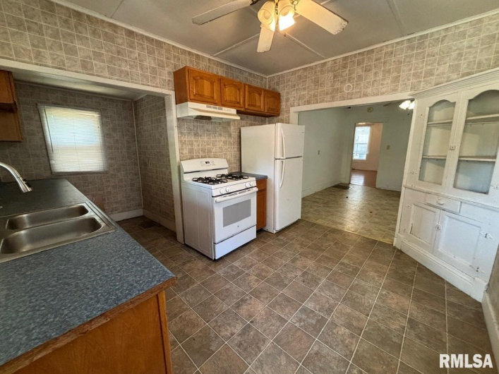 314 HESTER Street, Carbondale, Illinois 62901, 4 Bedrooms Bedrooms, 0 ,2 BathroomsBathrooms,Residential,For Sale,HESTER,0,RMAEB459522