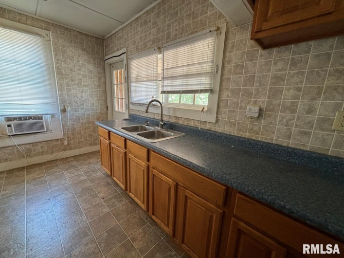 314 HESTER Street, Carbondale, Illinois 62901, 4 Bedrooms Bedrooms, 0 ,2 BathroomsBathrooms,Residential,For Sale,HESTER,0,RMAEB459522