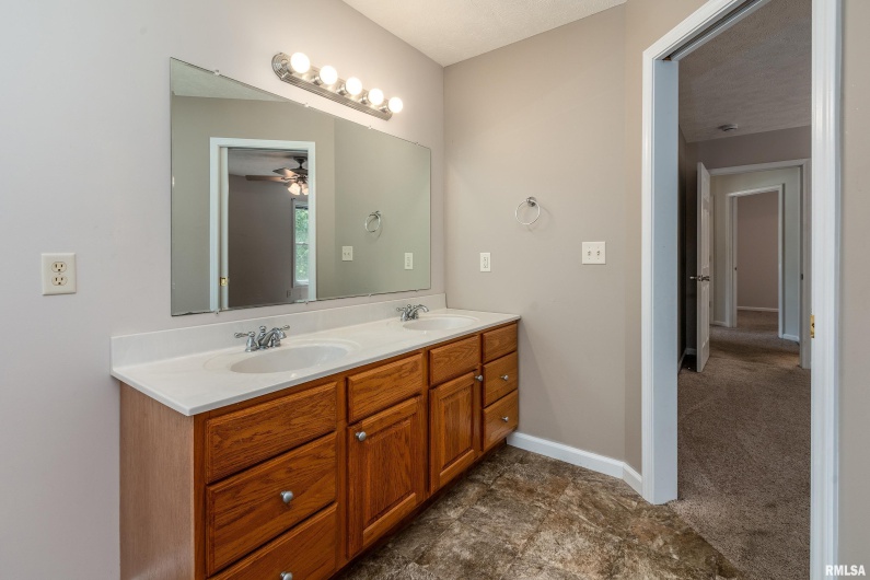 2109 MEADOW Lane, Carbondale, Illinois 62901, 4 Bedrooms Bedrooms, 0 ,3 BathroomsBathrooms,Residential,For Sale,MEADOW,0,RMAEB459525
